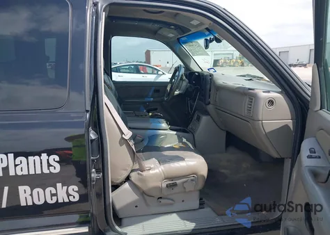 2000 Chevrolet Silverado C1500 z USA, uszkodzony, nr VIN 2GCEC19T0Y1368923